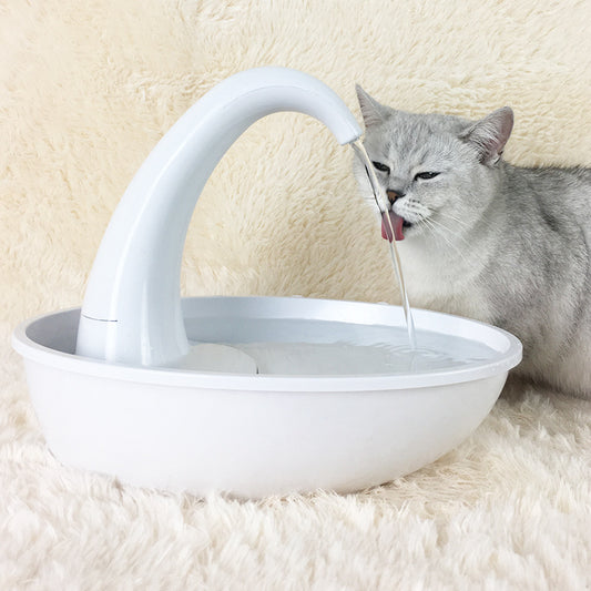 静かにうるおう陶器の自動給水器